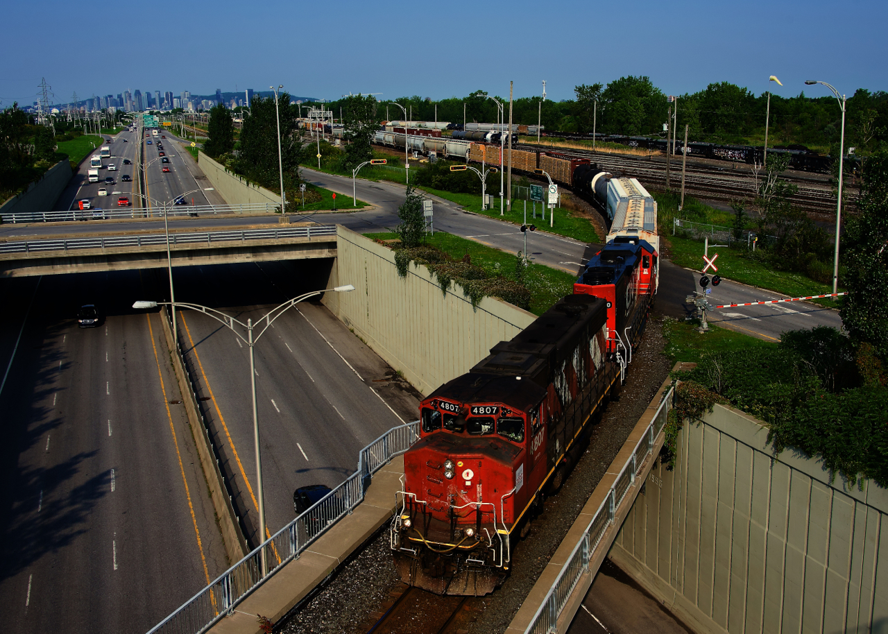 CN 522 is leaving Southwark Yard for Saint-Jean-sur-Richelieu with CN 4807, CN 4940 and 17 cars.