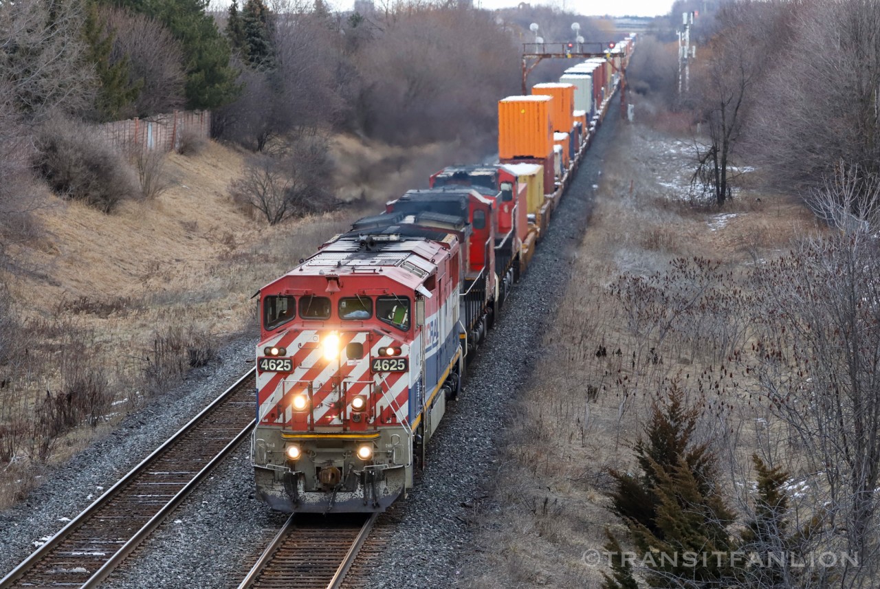 BCOL 4625/CN 2194/CN 2509 powering CN Z14921 17 up York sub, by Leslie St overpass in Markham.