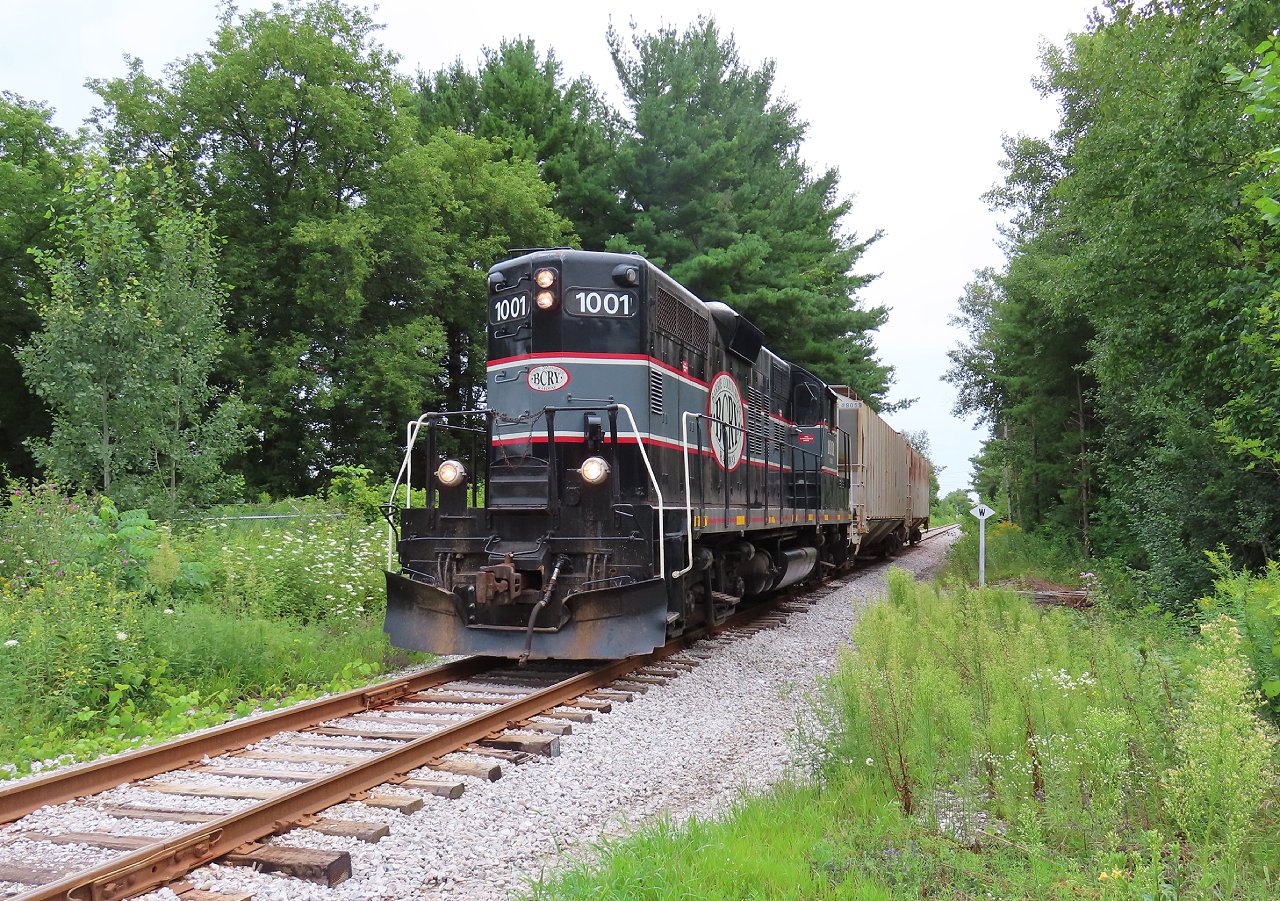 1001 approaches Ferndale drive in Barrie on its return to Utopia with two cars. The whistle sign on the right is one of many that have been replaced with CP style signs since the take over from CN in 1997.