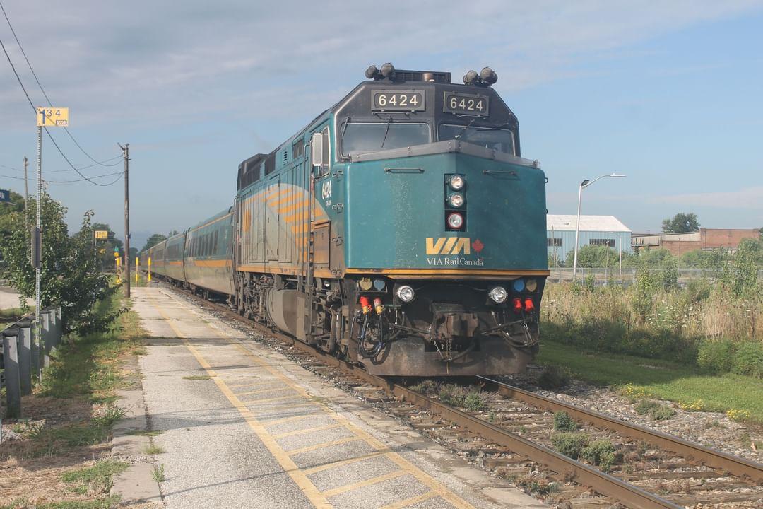 Here we see VIA 72 roll into Chatham with an LRC consist this morning. It would meet 71 around Thamesville or Glencoe on the way to London.