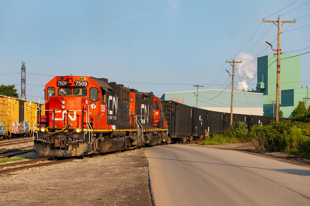 0600 Hamilton Yard spotting cars at Triple M Parkdale.