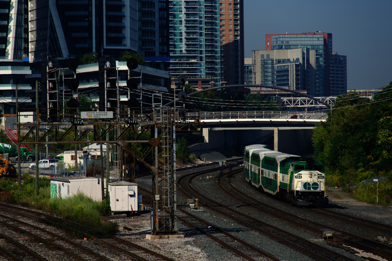 One of the few F59PHs left on the GO roster leads an inbound train. The first three cars are still in the old paint scheme.