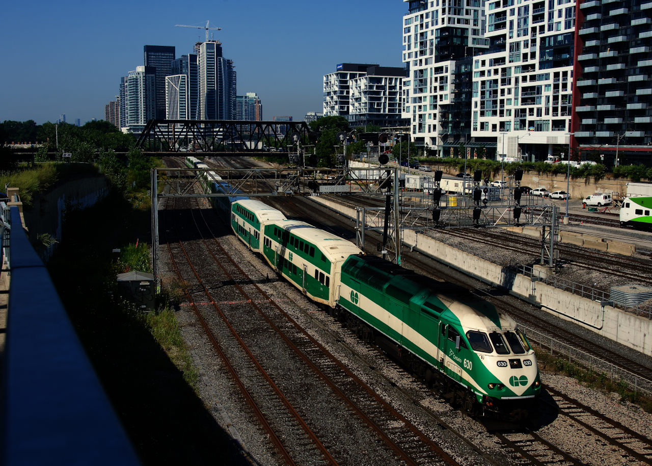 GOT 630 is almost at Union Station, with the Bathurst Street overpass in the background.