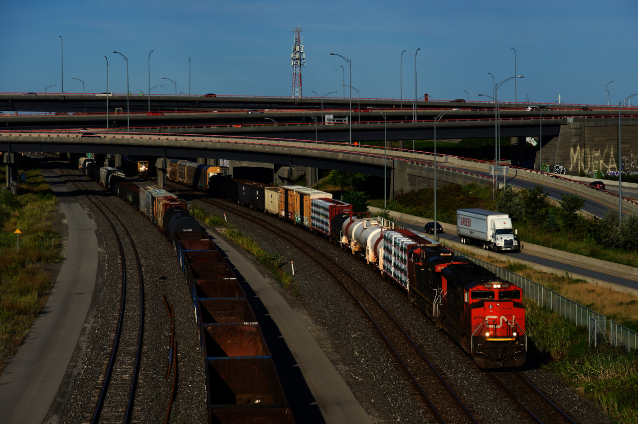 A short CN 401 (210 axles) is about to be overtaken by VIA 69, as CN 321 is seen at the left.