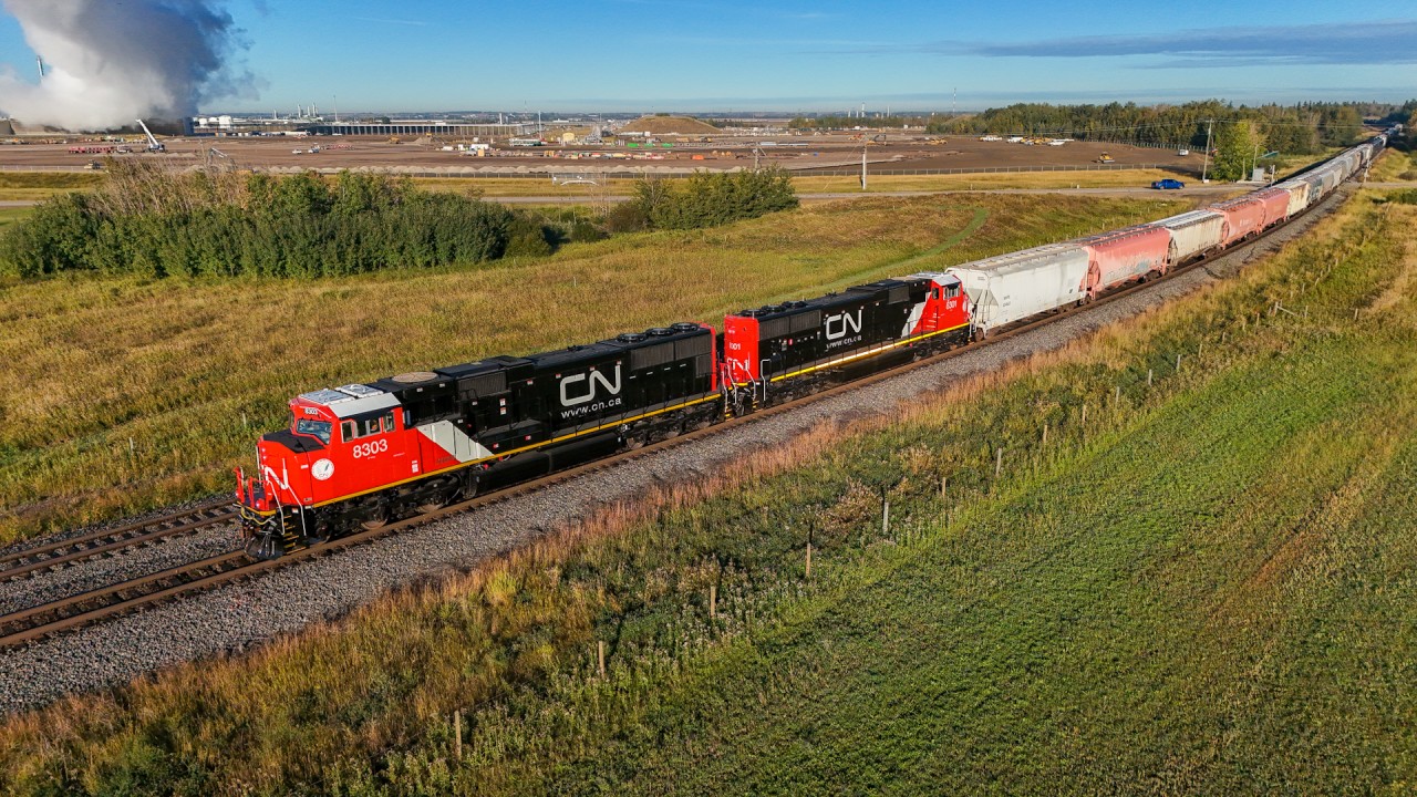 SD75IACC CN 8303 and CN 8301 roll through Harris East on the final approach to Scotford.