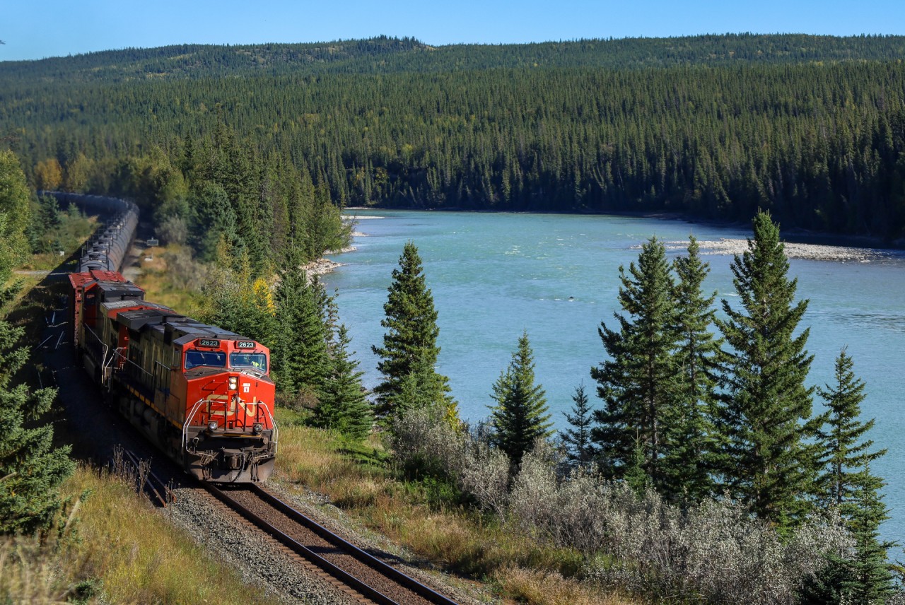 CN U 74351 16 with CN 2623, IC 2708 run alongside the Athabasca River with 105 cars of oil from South Beamer, Alberta.