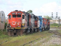 Yesterday, I stopped by the CN London East yard to see if there was any action. As usual, with my luck, there was not. I managed to see CN 583 (GTW 5824 & CN 4713) & CN 584 (CN 4908, CN 7071 & CN 4138) tied down on the yard power track. The only other power set I saw was a 2500 leading 509 working under the Highbury Ave overpass. 