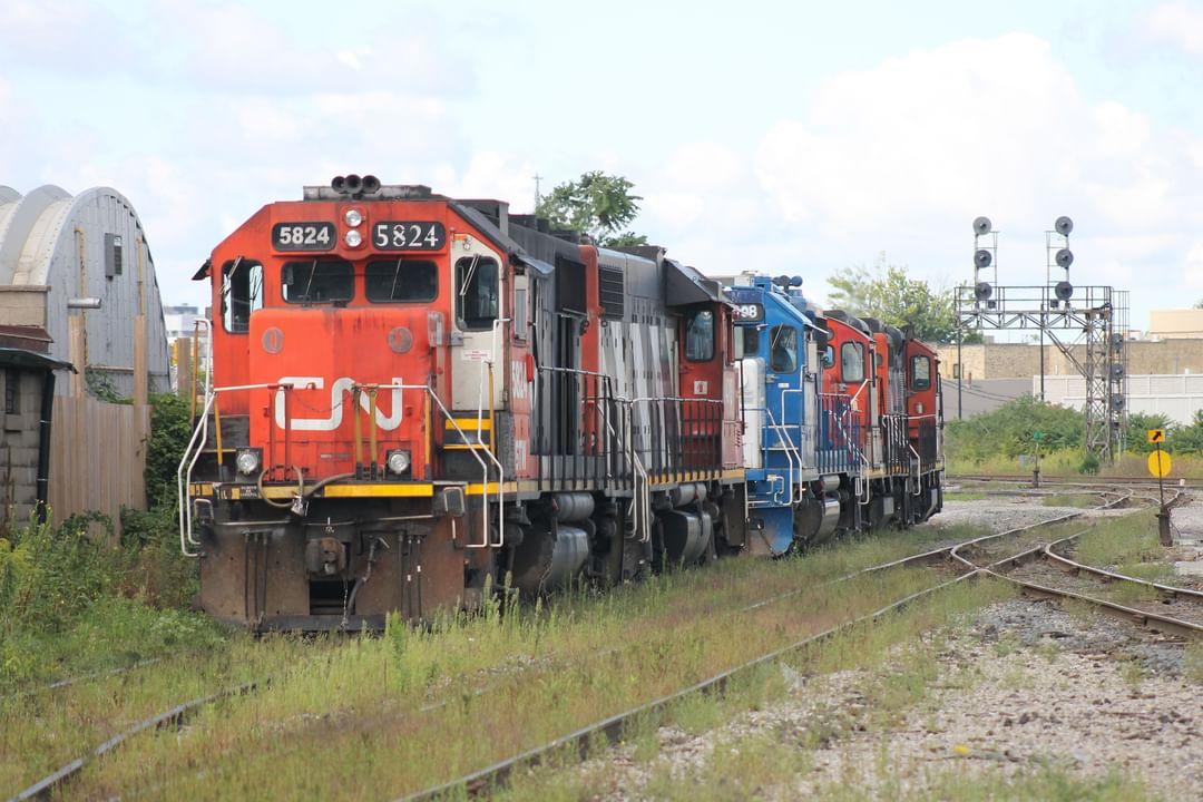 Yesterday, I stopped by the CN London East yard to see if there was any action. As usual, with my luck, there was not. I managed to see CN 583 (GTW 5824 & CN 4713) & CN 584 (CN 4908, CN 7071 & CN 4138) tied down on the yard power track. The only other power set I saw was a 2500 leading 509 working under the Highbury Ave overpass.