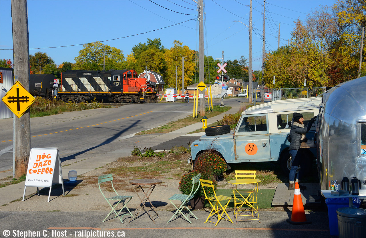 A woman is buying coffee and bagels at Dog Daze Coffee, a pop up shop out of an old airstream trailer on the Grainte Homes/Fixed Gear Brewing area of "The Junction". L542 is passing by with a single locomotive as they switch cars. This area of town is turning into a lively part of the neighborhood, rp.ca viewers and photographers will enjoy visiting this area. Not only is the property friendly to railfans, you get a great view of all the action, with railway themed things all over the place including a caboose. This day was Productive one for me and there's much more to come.