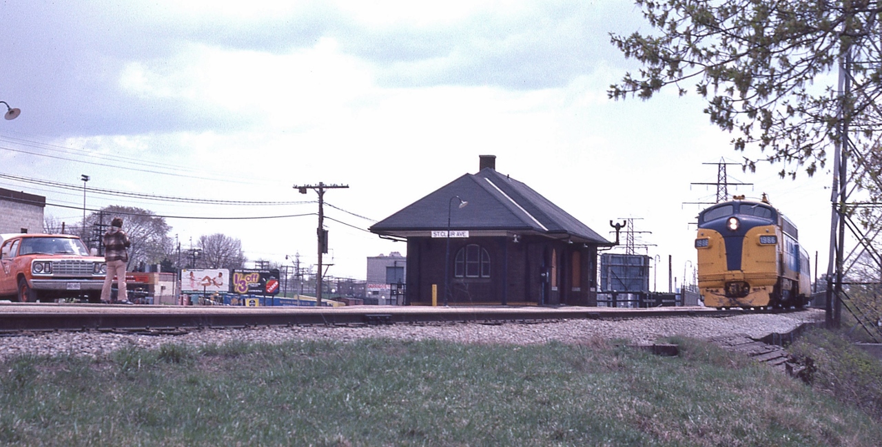 FP7Am #1986 powers 'TEE' ONR Train #121, Union to Barrie 1 hour 17 minutes


Union depart 12:30, except Saturday, to Barrie depart 13:47


at  Mile 5.2 CN Newmarket Sub., CN St. Clair  Ave station.


May 2, 1988 Kodachrome by J. Art Clowes, collection of S. Danko