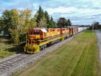 With 19 cars the Quebec Gatineau heads to Masson and Buckingham on a sunny fall day.