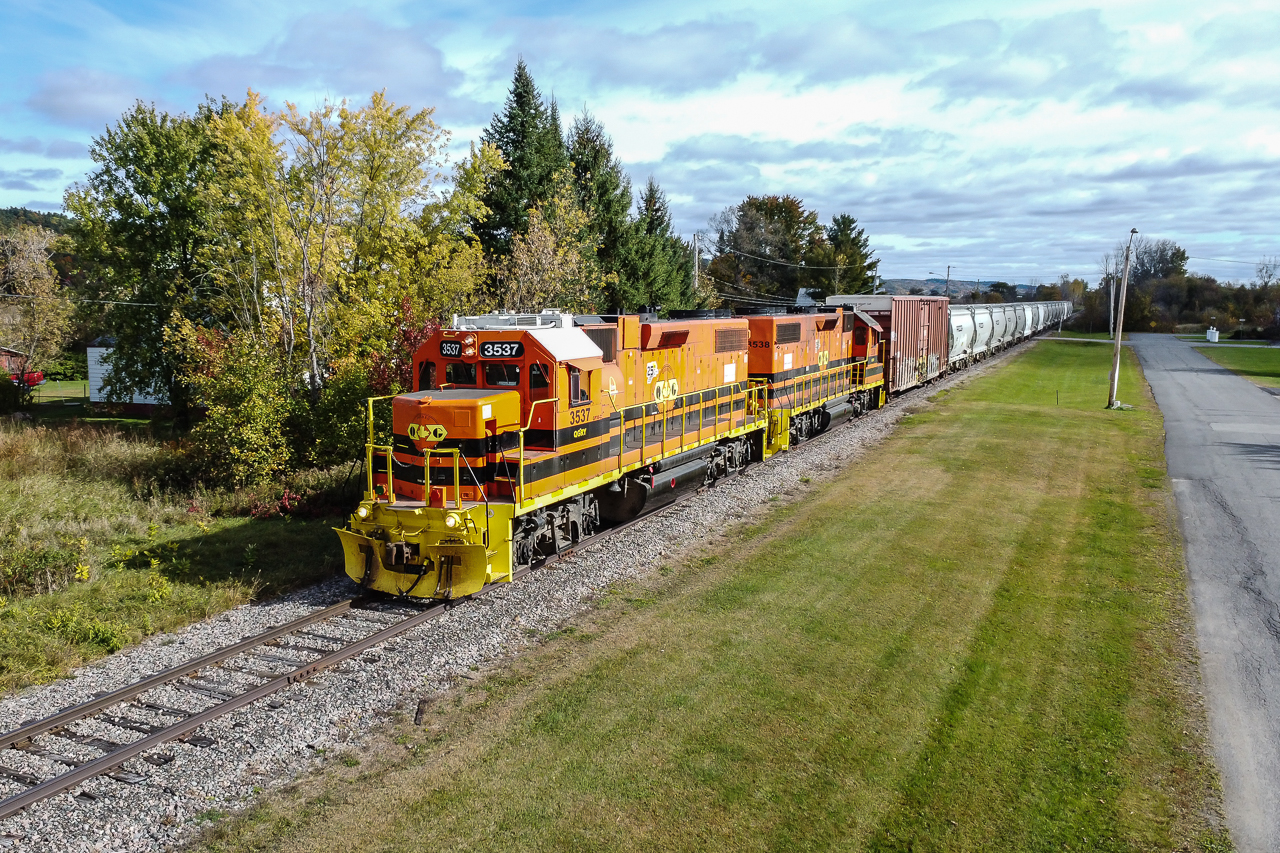 With 19 cars the Quebec Gatineau heads to Masson and Buckingham on a sunny fall day.