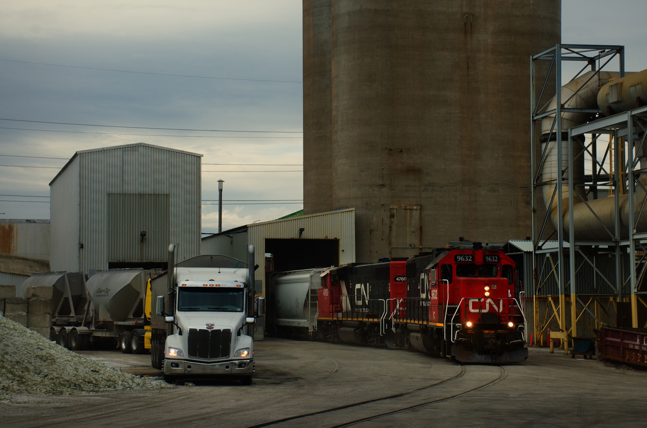 Normally served by CN 596 in the evening these days, O-I Canada is rarely being visited by CN 500 during the day. Here IC 9632 & CN 4760 lift two cars from the plant.