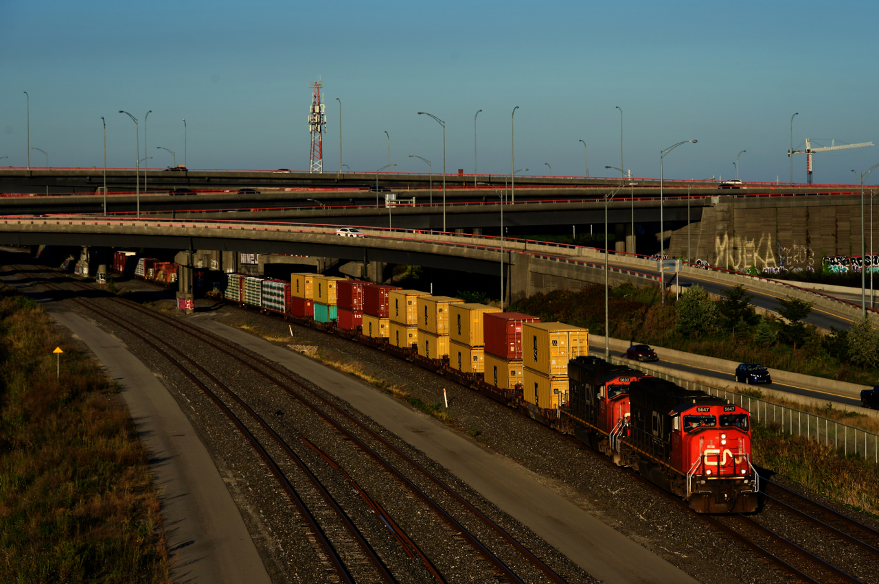 An SD75I pair leads CN 401 out from under the Turcot Interchange.