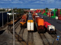 Mid DPU KCS 4701 is now uncoupled on one end as CPKC 112 gets yarded. At right are autoracks that will head to St-Luc Yard.