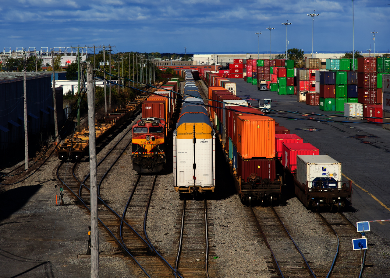 Mid DPU KCS 4701 is now uncoupled on one end as CPKC 112 gets yarded. At right are autoracks that will head to St-Luc Yard.