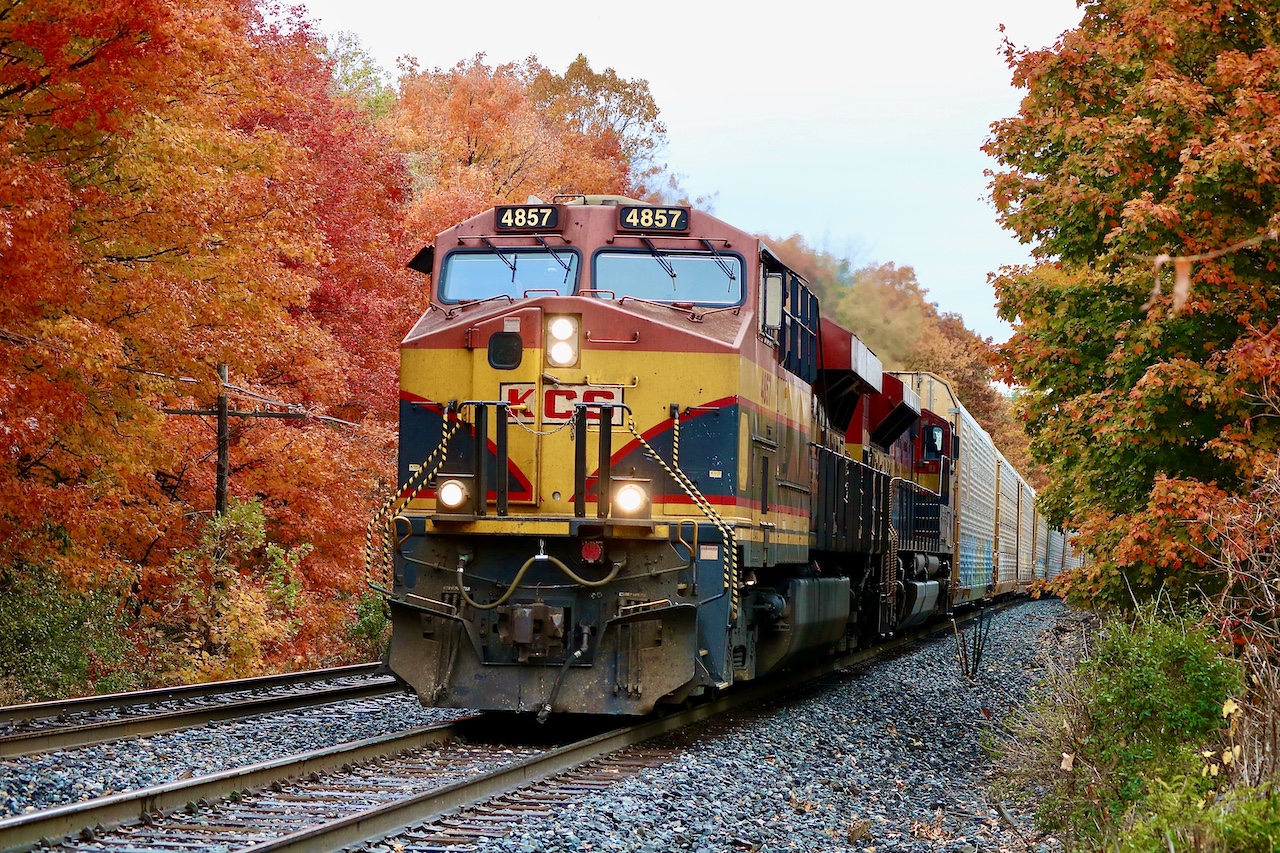 Unfortunately not many opportunities this year to take in some decent autumn colours. This spot in Meadowvale usually doesn’t disappoint, unfortunately the colours were all on the north side as CP 137 approached on the south, so had to make the most of what I could. Dual KCS units helped to make the things a little more colourful.