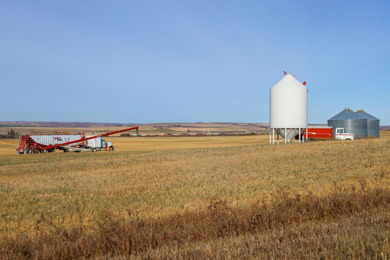 Z 11531 15 meanders down the Three Hills Sub, as the fall harvest winds down on the Prairies.