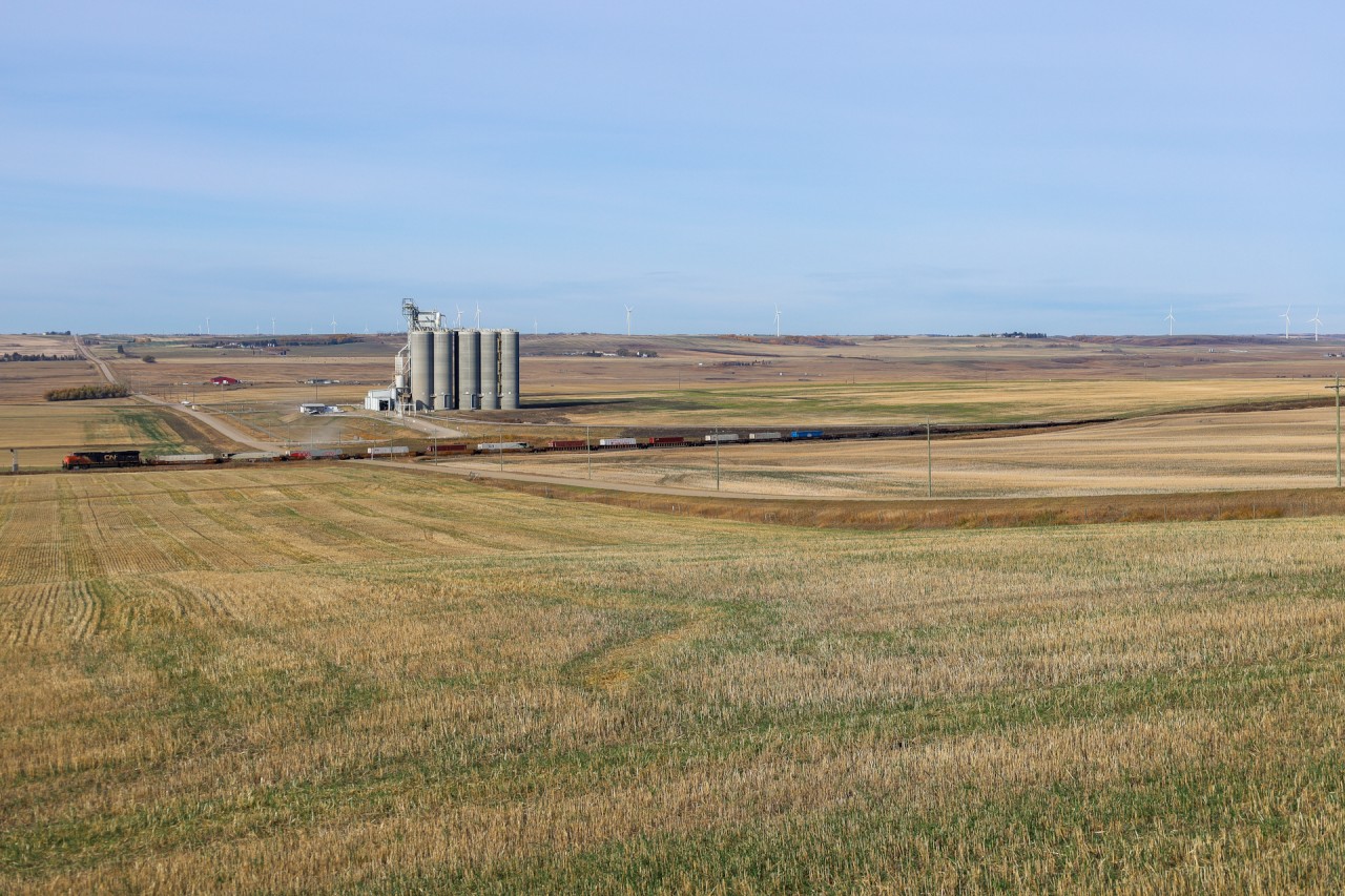 Z 11531 15 cruises past the Grains Connect terminal in Huxley, Alberta on the scenic Three Hills Sub