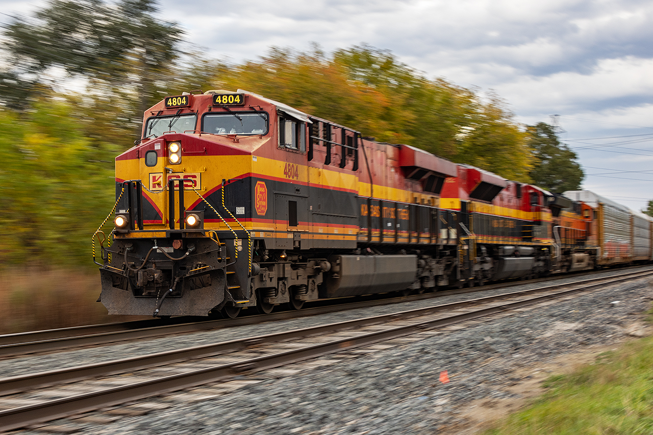 After going east to clear out the Puslinch Siding, 4804 is headed back west trailed by 4122 and BNSF 3899