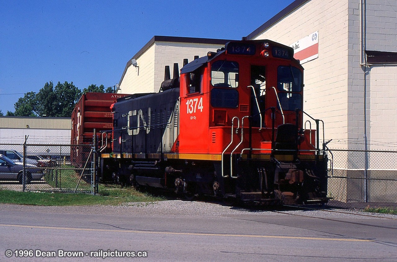 CN 549 with CN 1374 works at Eastchester on the Grantham Spur in St. Catharines switching the warehouse back in 1996.