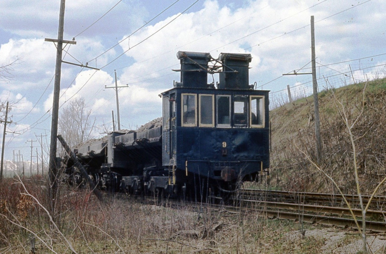 Here's number 9 from the Canada crushed stone company of Dundas heading to unload its stone to the 'crusher'.
Taken from my fathers collection