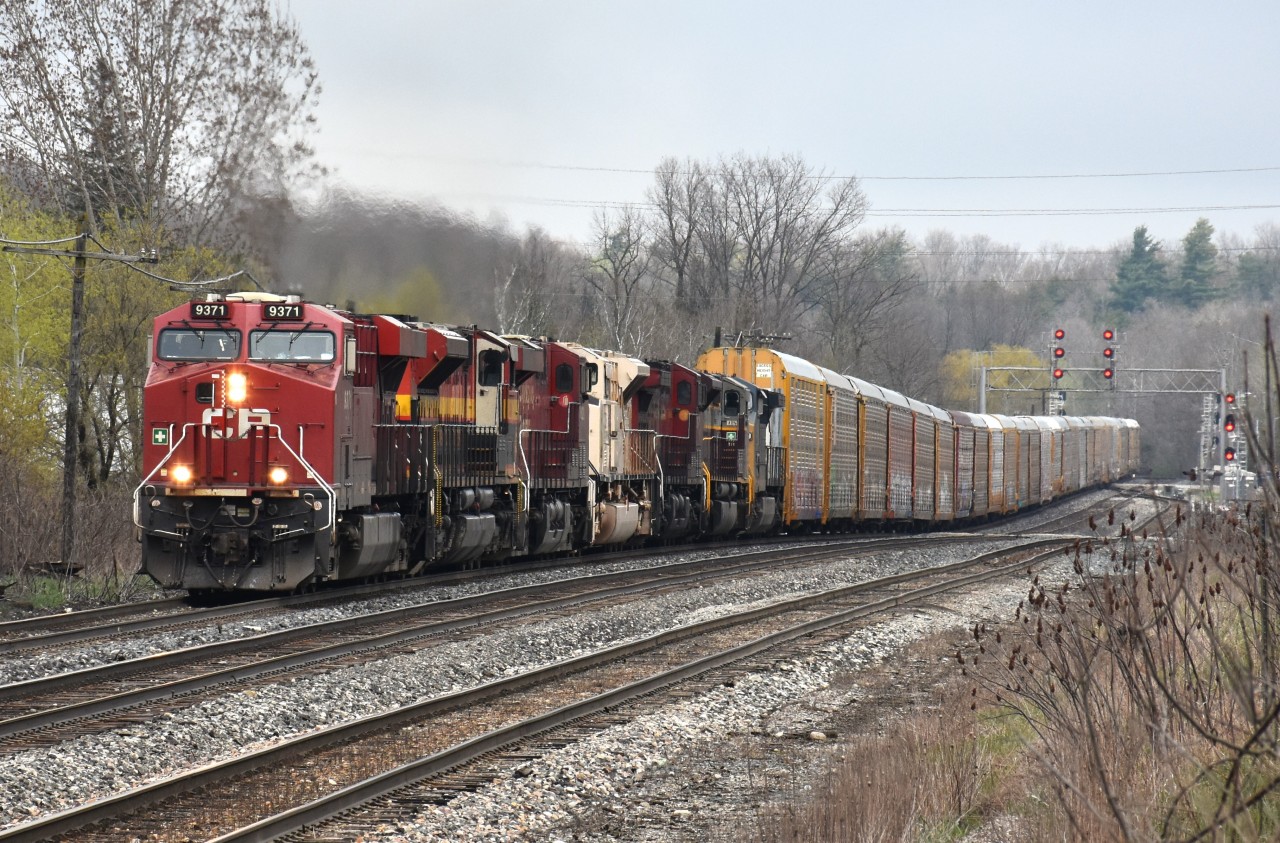 Due to the horrendous traffic I experience most days out on the highways it now takes something special to get me to wander up to "The Jct" from Grimsby.  But this train...well, out on the road I went. The afternoon autorack train had quite the power consist.......CP 9371, KCS 4114, CP 8822, 7021 (military livery), 9779, 7015 (heritage) and CSX 540. Impressive. Well worth the drive.