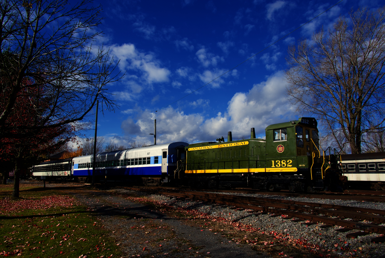 Exporail's passenger train has just returned from Des Bouleaux Station. Normally running with one car, an extra car has been added for a Halloween-themed ride.