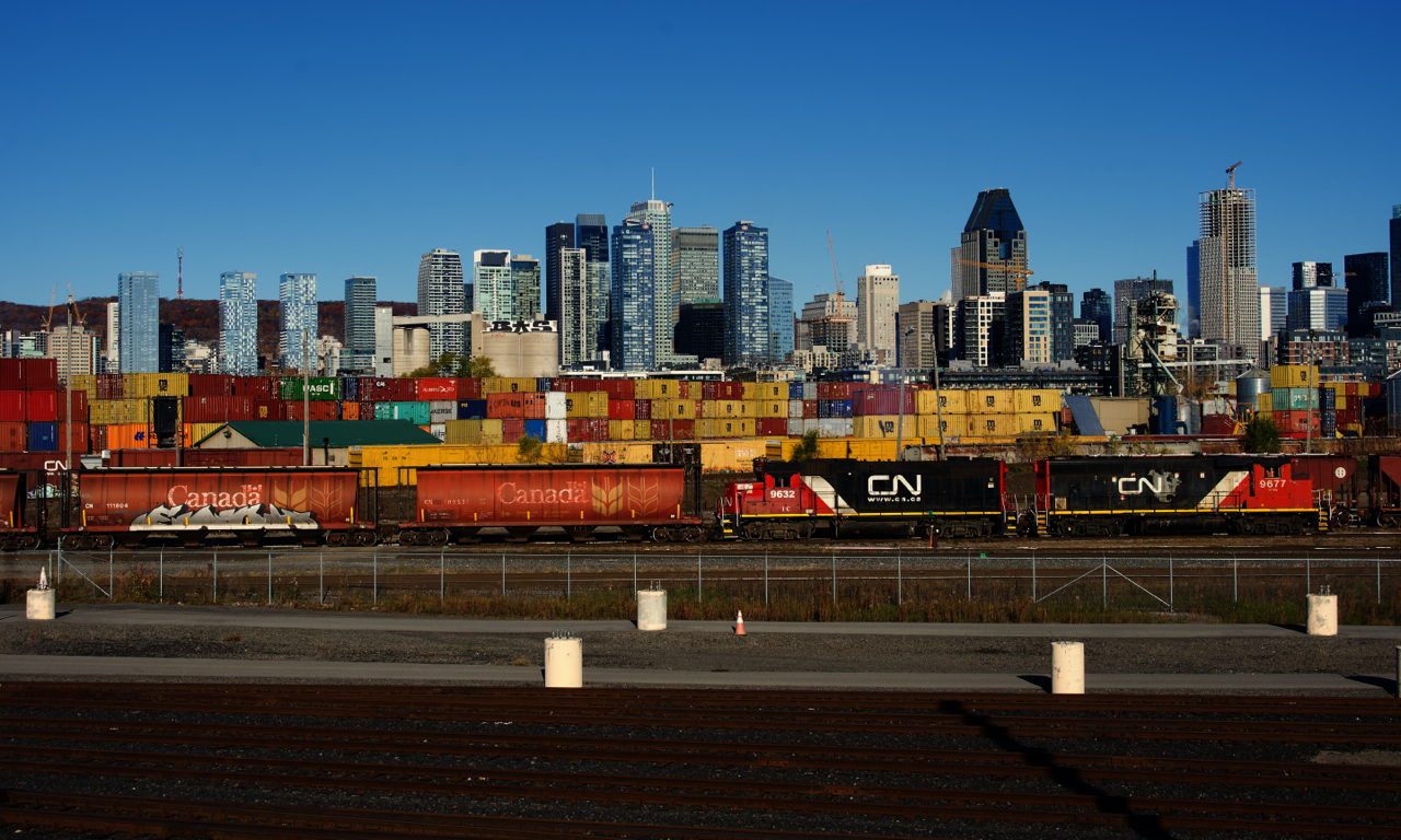 Still soldiering on, some cylindrical hoppers are on the head end of CN 500, preparing to switch grain clients nearby.