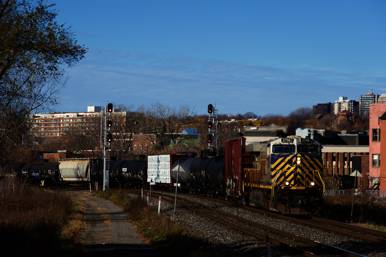 After setting off cars near Turcot Ouest, CN 322 is rounding a curve with an ex-CREX leader.