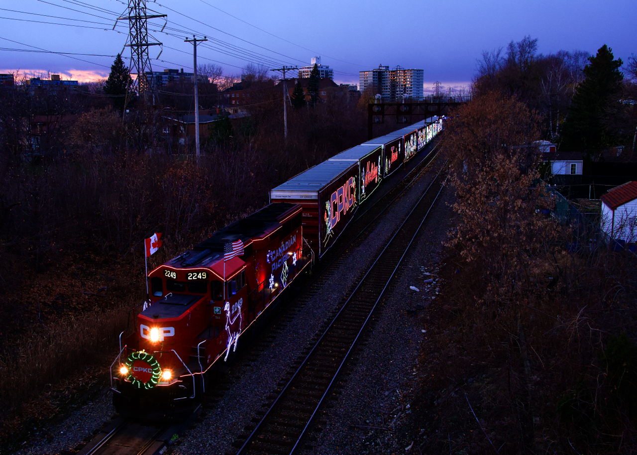 CPKC 01H-24 in Montreal West right at sunset, on its way to the first stop of the night in Kahnawake.