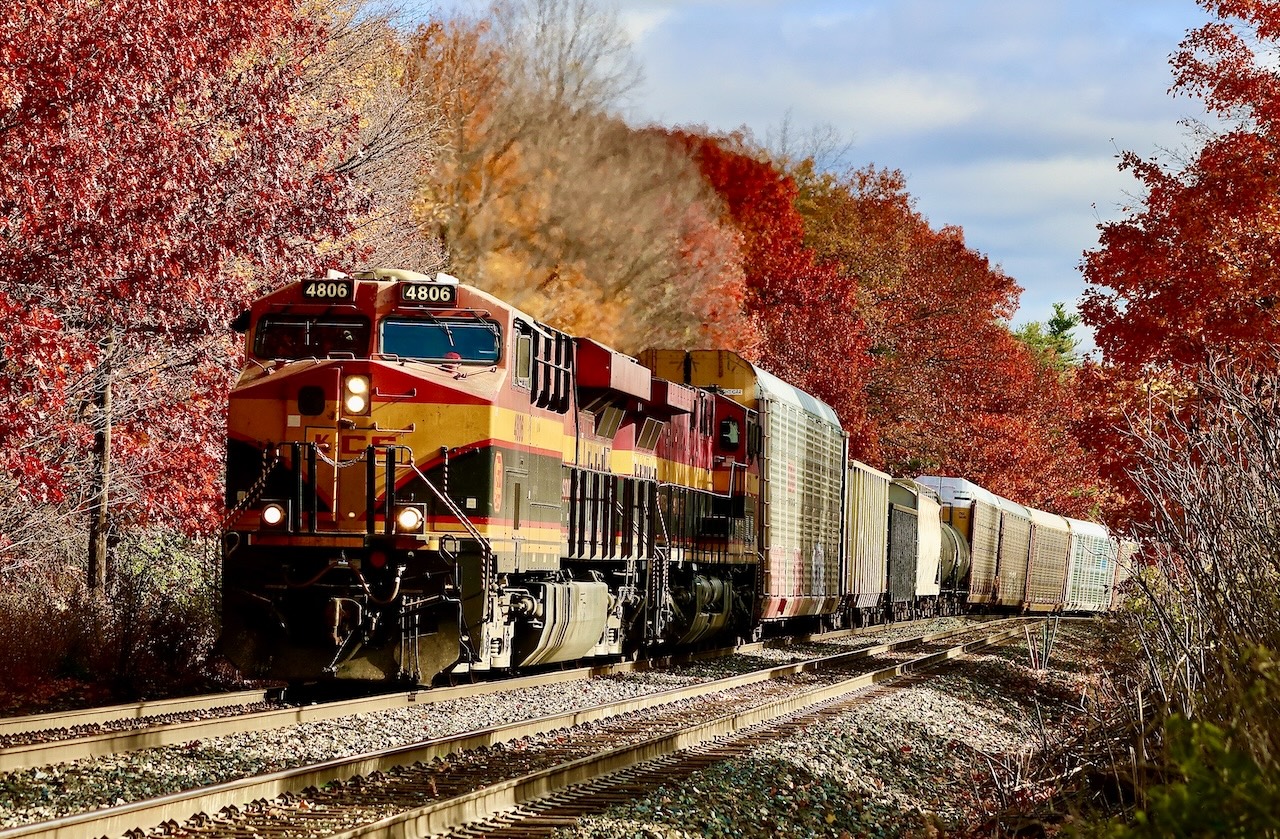 KCS colours certainly do add to Ontario's autumn hues. Unfortunately the colours don’t last long here and this year Meadowvale is one of the few places I have been able to go to to take in the colours. Here a somewhat late 135 is seen slowly climbing the slight grade after stopping due to mechanical issues at Erindale. They will be forced to stop one more time at Milton before finally heading on their way.