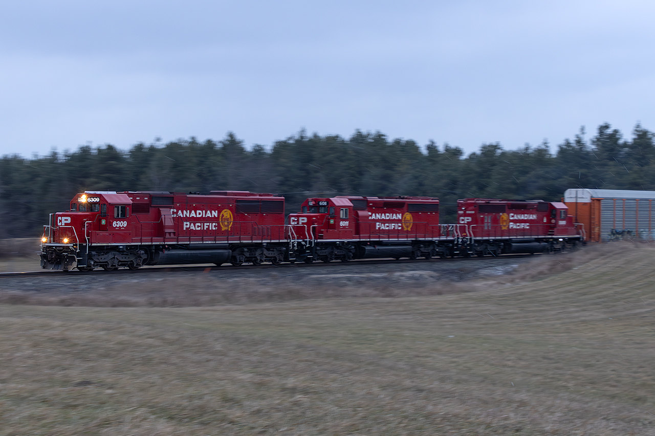 They love us. They really love us. There's no other explanation. For the second Saturday in a row, the hottest train on the London Division, Toronto- Chicago all autos hotshot 137 has been led by GM classics. It's getting far too dark far too fast as 6309, 6011, and 5989 rocket towards Wolverton.....where this power will tragically be replaced by more traditional 6 motor GE's. But it's wonderful to see the old girls run......