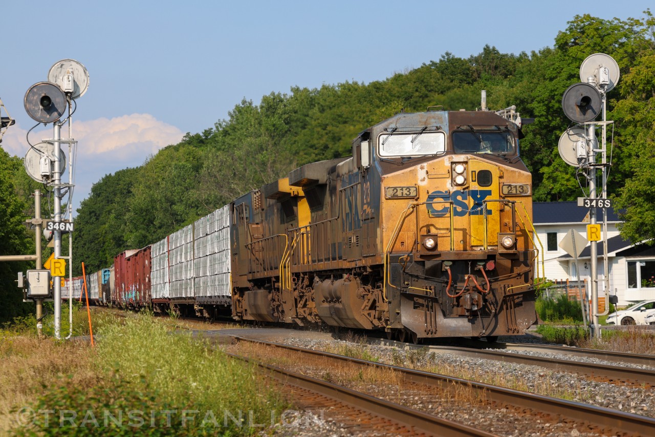 CSX Yn-2 duo powering CN M32721 23 towards Huntingdon, QC from Montréal Taschereau Yard, QC by Mile 34.6 Kingston sub.