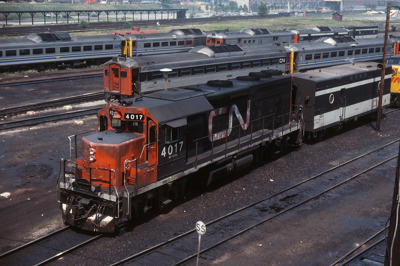 One of two GP40s with a high-speed gear ratio(59/18 instead of 62/15) assigned to VIA in the early 80's.They were used almost exclusively on runs west of Toronto.