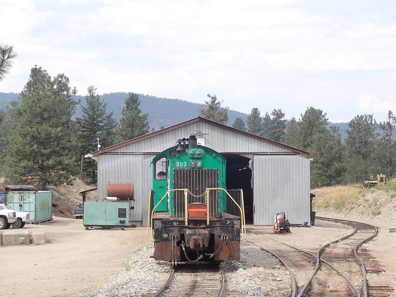 The backup power for 3716 rests at the engine house. The big mars light gives away the Southern Pacific heritage of this unit.