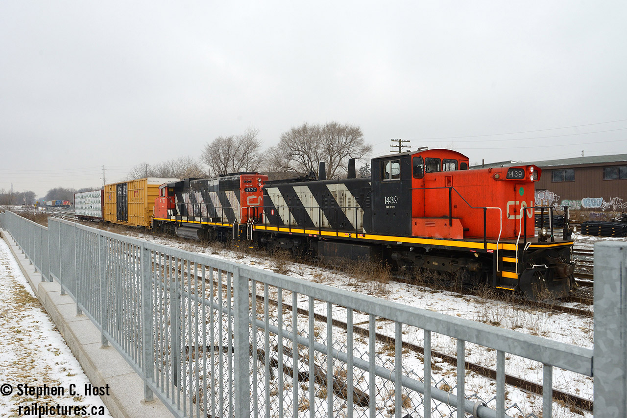 Pictured are two trains, 540 in front framed in the nice fencing at "Granite Homes" property between Alma and Edinburgh (A great place to watch trains), and in the far left you can see 542 having cleared the mainline and are about to head north to the Guelph Junction Railway. L540 is shown on the siding as they've cleared the mainline to meet VIA 85 who would pass by 5 minutes later. Remember these GMD-1's? They were so common around here for a few years. At least one is near by on Waterloo Central. :)