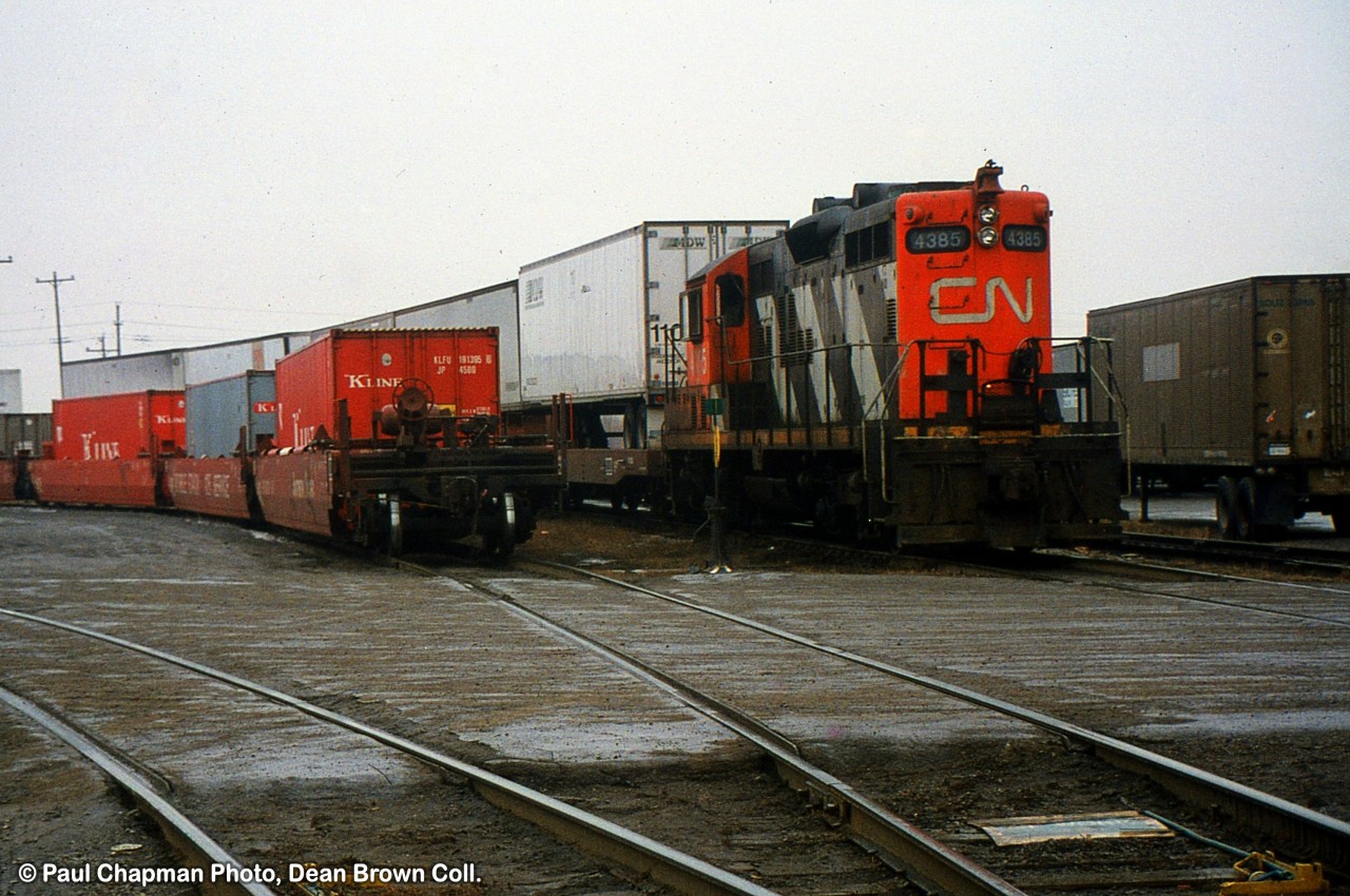 CN GP9 4385 at Dain.