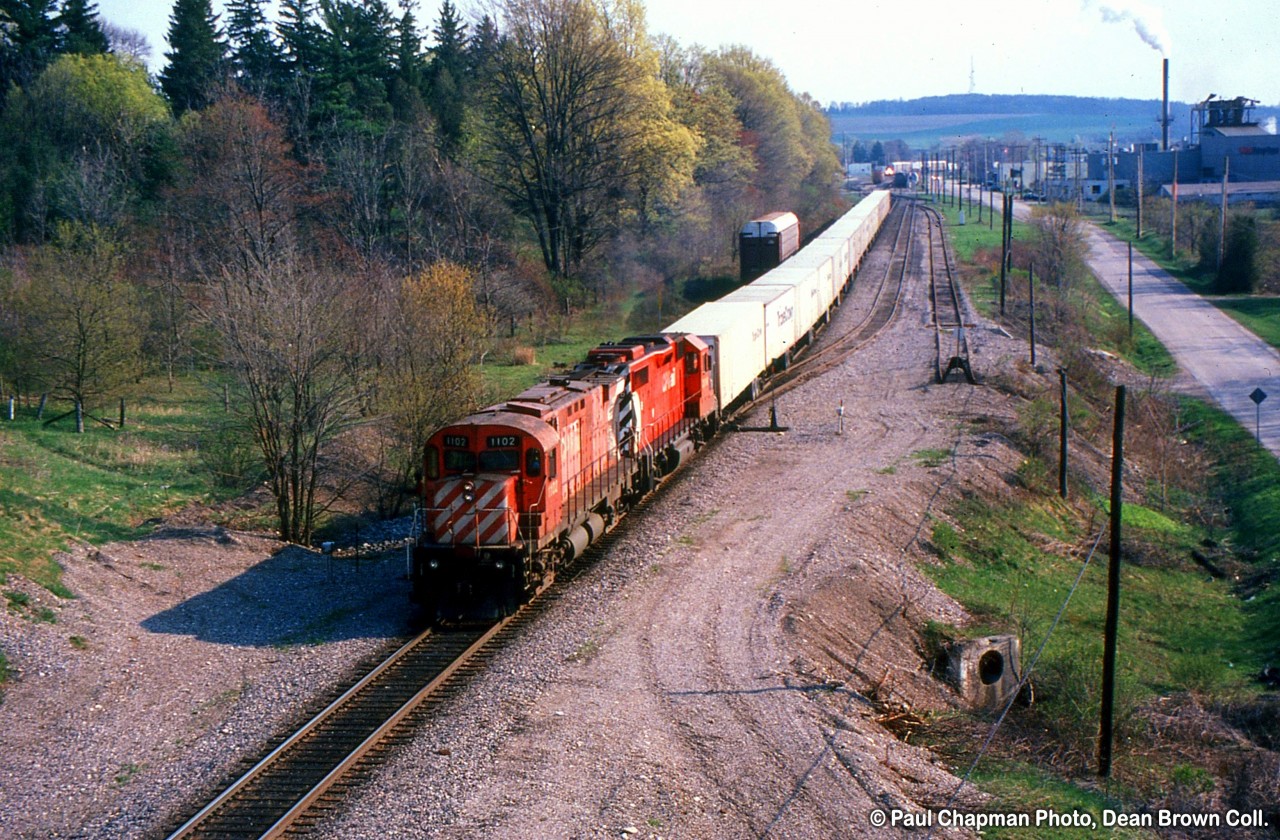 Eastbound CP 528 (Triple Crown Roadrailer)