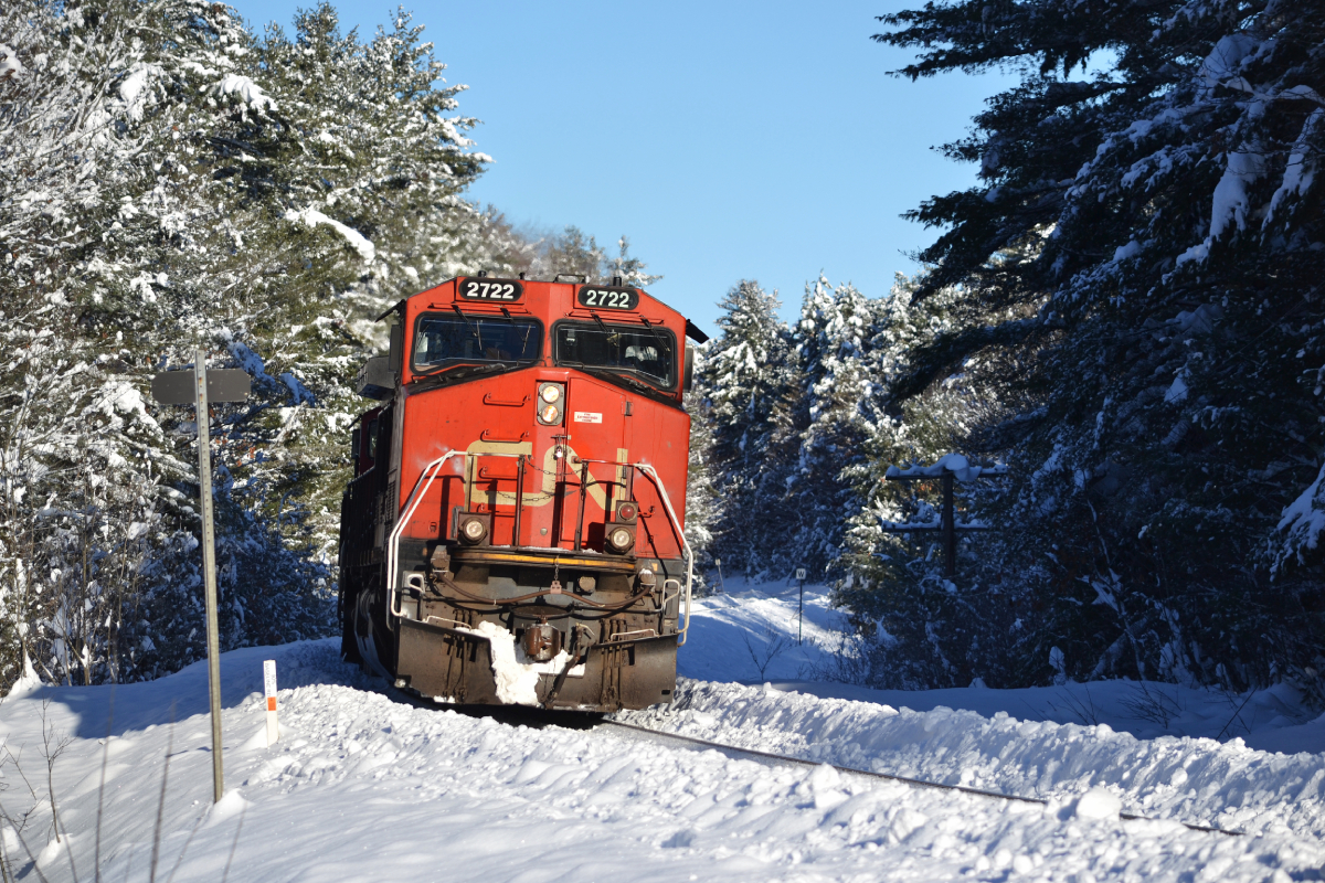 Good things come to those who wait. Cottage country this last week received a walloping of lake effect snow, with several locations breaking 100CM + of accumulation. Gravenhurst would receive the most with the township reporting 140CM. For us in the GTA only receiving a measly 5cm last night, the chance of a plow running along the Newmarket was fairly high. Thanks to a few friends giving me tips, CN 901 was supposed to run to Huntsville to fetch the Jordan Spreader. Leaving incredibly early to be in Washago for 901's departure, all hands were on deck to plow Highway 11, the plow drivers all things considered did a phenomenal job, even the side roads were fairly well maintained. I surely thought I would get ditched somewhere but, I was happily mistaken.

My luck, the sun broke through, clouds receded giving way to spectacular conditions, even if it was for just a SD75I and a Dash 9, it made for a spectacular chase.