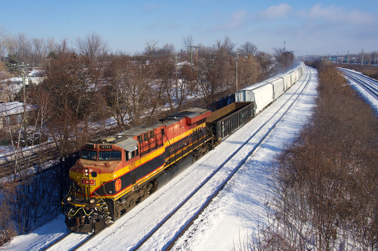 A long CPKC 231 (596 axles) has KCSM 4752 up front and CP 9752 mid-train.