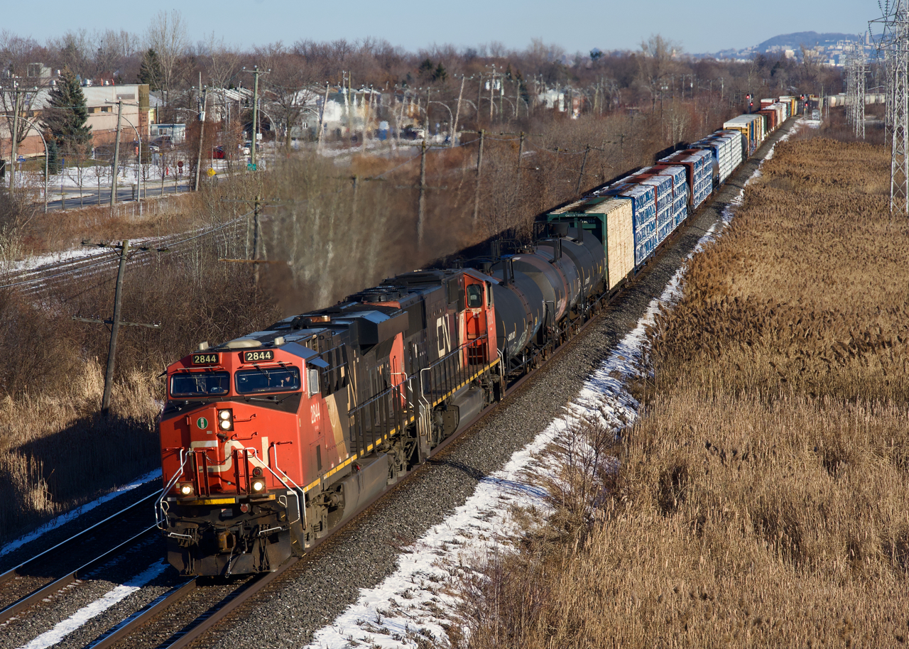 CN X309 has an ES44AC and an SD70I for power as it heads west with extra tonnage out of Joffre Yard.