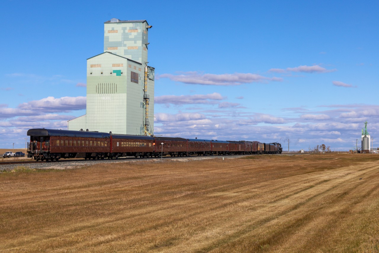 CPKC 41B-17 heads north on the Red Deer Sub, passing the elevators at Niobe.