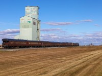 CPKC 41B-17 heads north on the Red Deer Sub, passing the elevators at Niobe. 