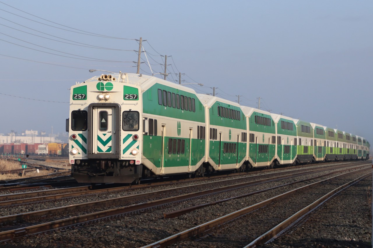 Westbound GO approaching Chartwell Road, Oakville with old style Cab Car GO 257 leading, sporting classic GO Transit livery.