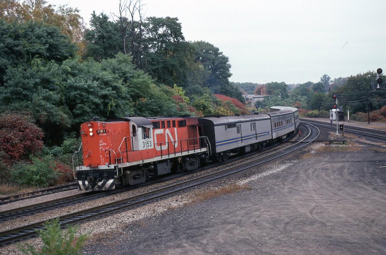 Tempo unit 3153 heading west at Bayview Junction