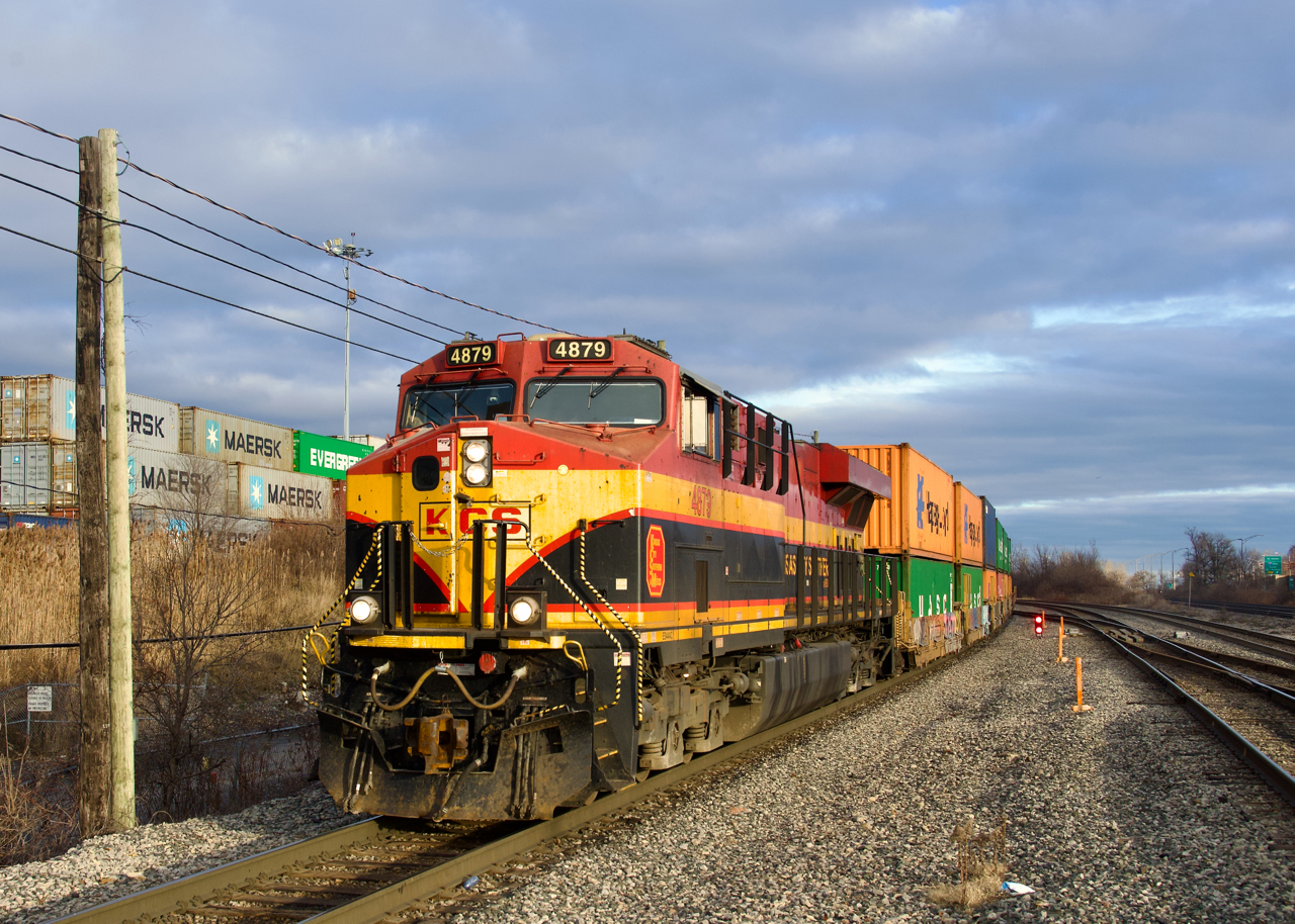 My last train of 2024 as CPKC 133 heads west through Lachine yesterday afternoon with 102 cars and KCSM 4879 solo (no DPU).