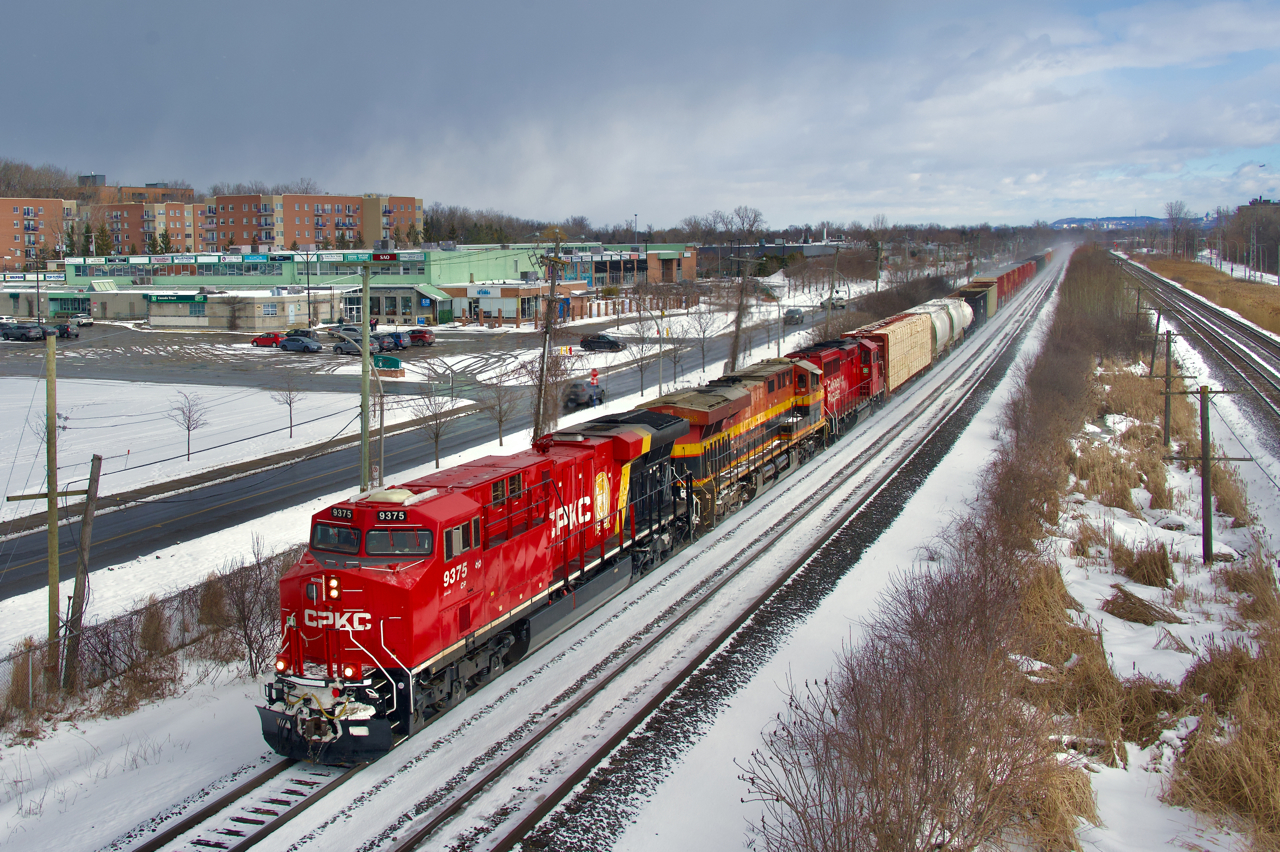 CPKC/KCS/CP paint schemes are up front on CPKC 231 as it flies through Pointe-Claire with CP 9375, KCS 4685 & CP 2240 for power. CP 2240 will be dropped off at Smiths Falls.