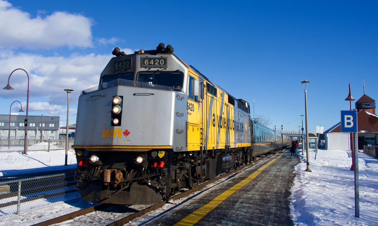 VIA 67 for Toronto leaves Dorval Station with a wrapped F40.