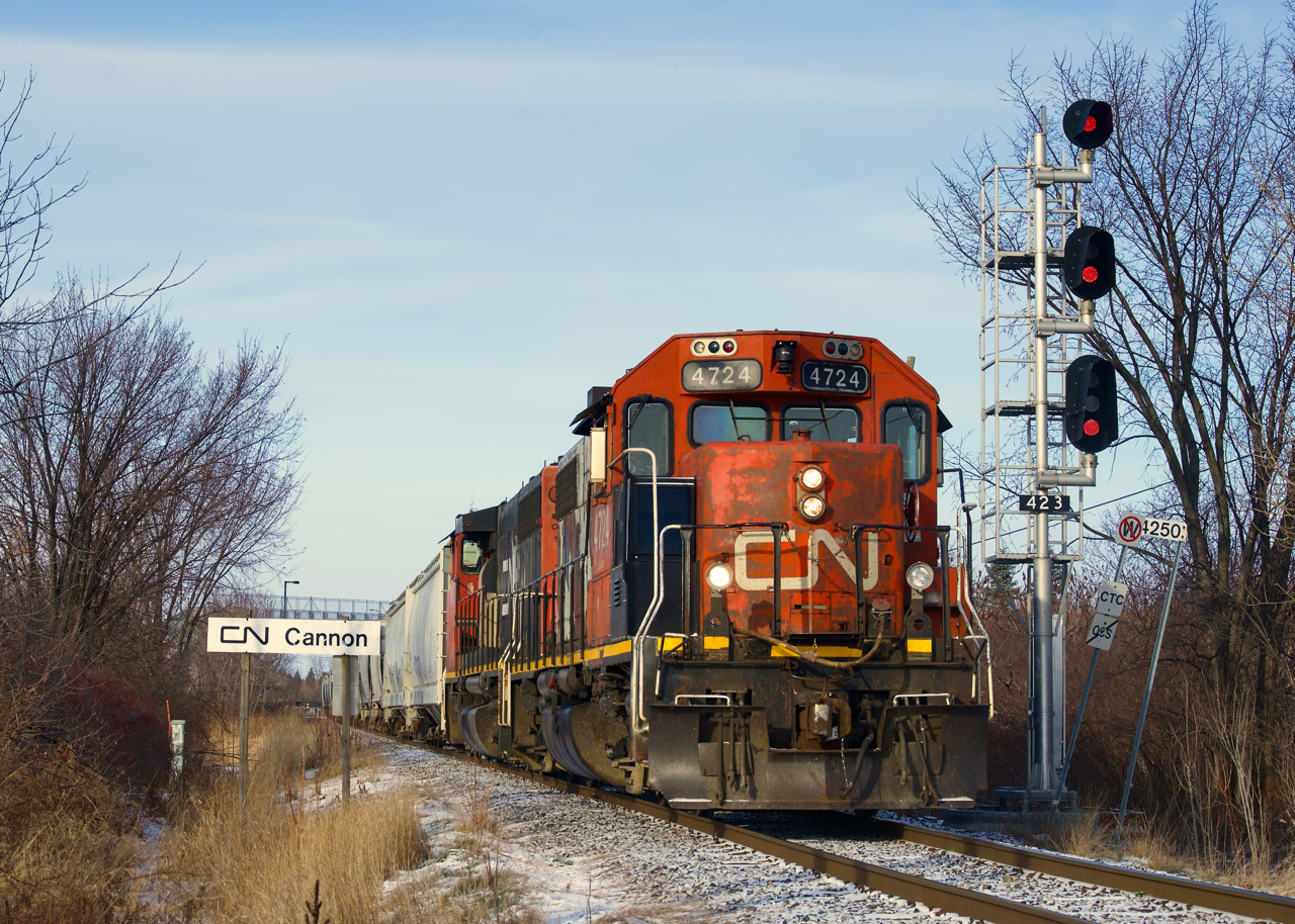 CN 4724 & CN 9413 is the power on CN 522 as it heads south on the Rouses Point Sub, on its way to a grain client in Saint-Jean-sur-Richelieu with fourteen hoppers